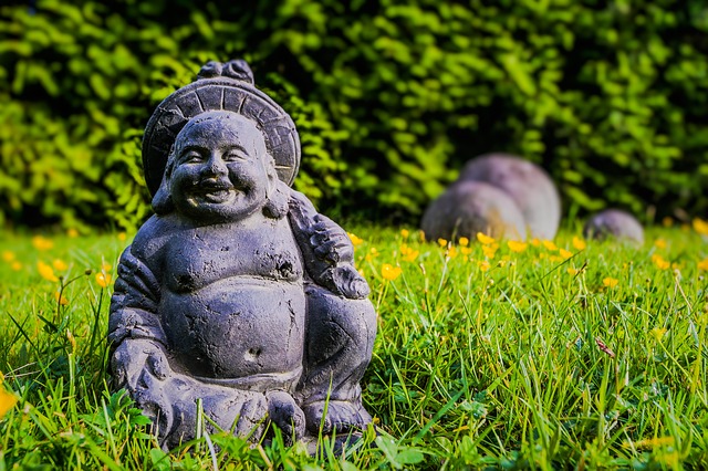 Buddha sorride agli arrabbiati sconosciuti